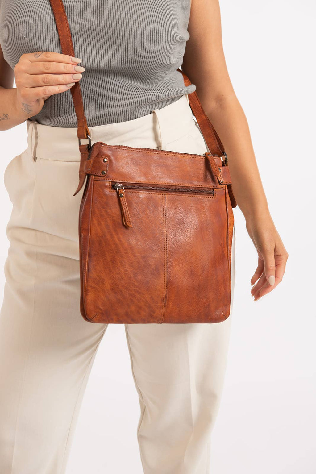 Robbie Leather Crossbody Shoulder Bag: Brown